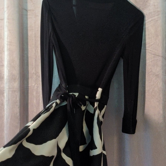 DIANE VON FURSTENBURG wrap dress- size 8 - Picture 4 of 6